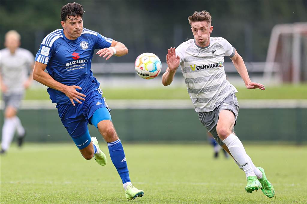 Simon Mors vom FC Nordkirchen verletzt sich bei Comback erneut: Simon Mors vom FC Nordkirchen versucht sich den Ball in einem Sprintduell zu erlaufen.