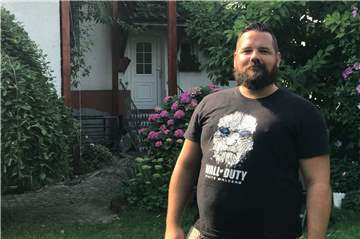 Simon Rodriguez im Garten vor seinem Elternhaus. Der Dorstener mit spanischen Wurzeln tritt bei der Kommunalwahl als Bürgermeisterkandidat für Die PARTEI an.