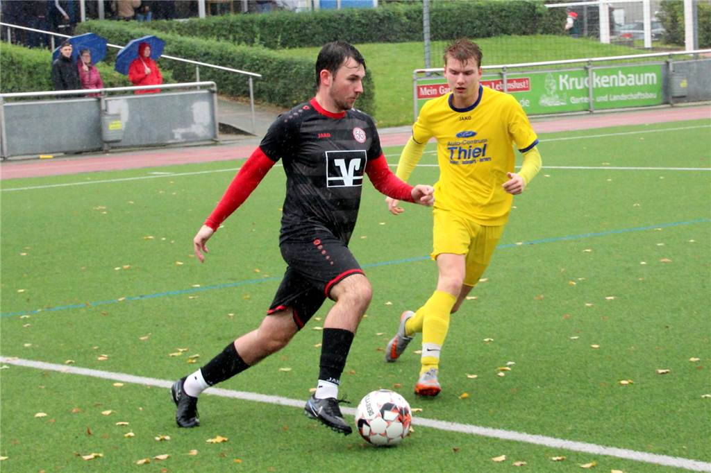 SV Herbern U23 spielt mutig gegen Spitzenreiter: Altherren und Dritte hilft wieder aus Simon Schäfer im Zweikampf
