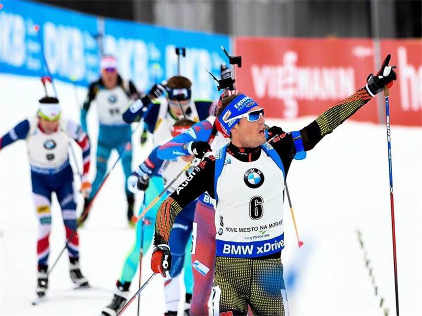 Biathleten Dahlmeier und Schempp laufen aufs Podest Simon Schempp jubelt nach seinem zweiten Platz in Nove Mesto. Foto: Filip Singer