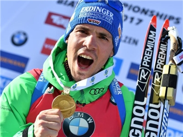 Simon Schempp krönte sich in Hochfilzen zum Weltmeister im Massenstart. Foto: Martin Schutt