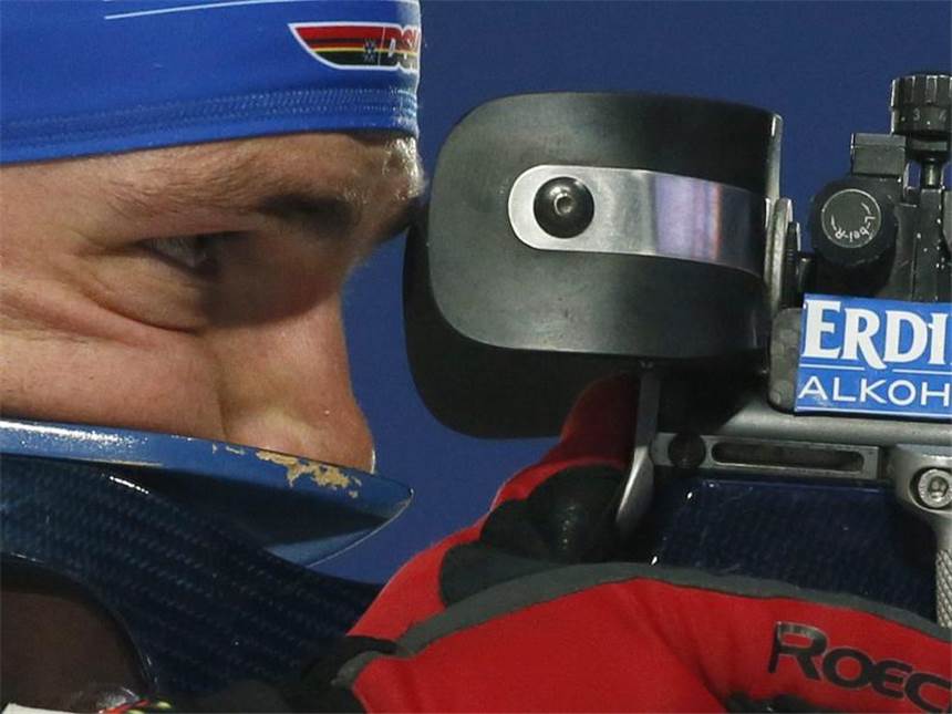 Auf der Jagd nach Siegen und Titeln: Biathleten starten Simon Schempp wird zum Saisonauftakt geschont und lässt die Mixed-Kämpfe in Östersund aus. Foto: Sergei Ilnitsky