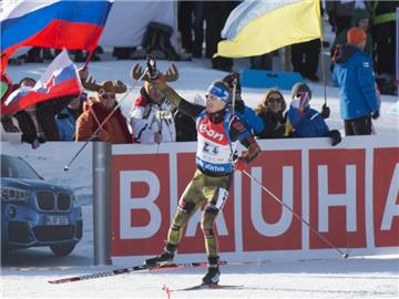 Simon Schempp wurde beim Sieg der Mixed-Staffel schon vor dem Ziel abgeklatscht. Foto: Mike Sturk