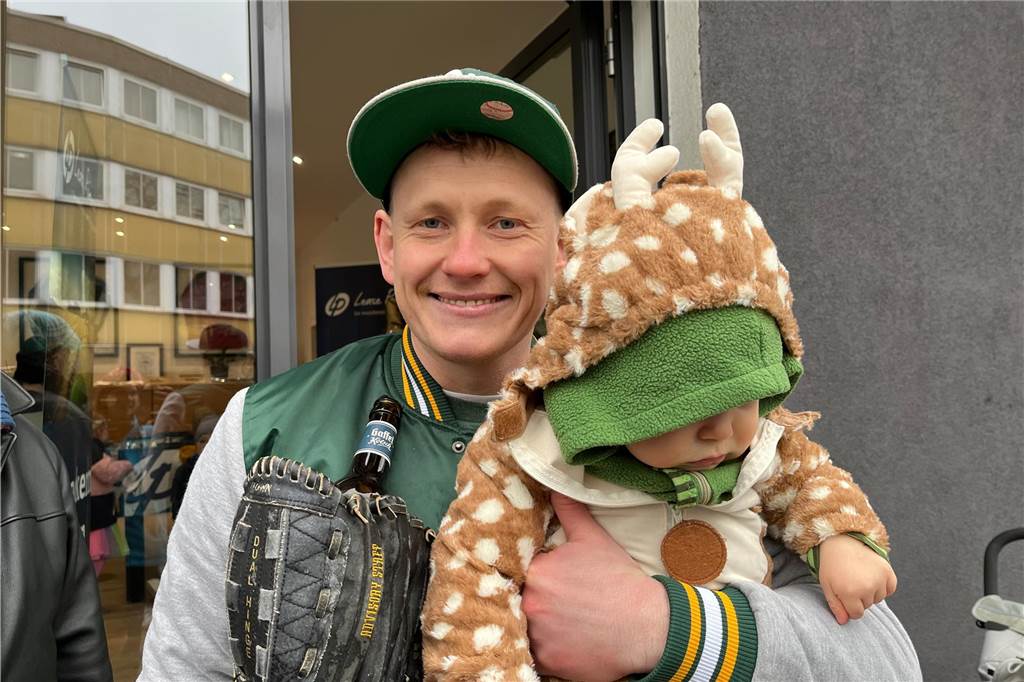 Rosenmontagszug 2023 in Dorsten: Die Narren sind zurück Simon Schlagkamp und sein Kind beim Dorstener Rosenmontagszug 2023