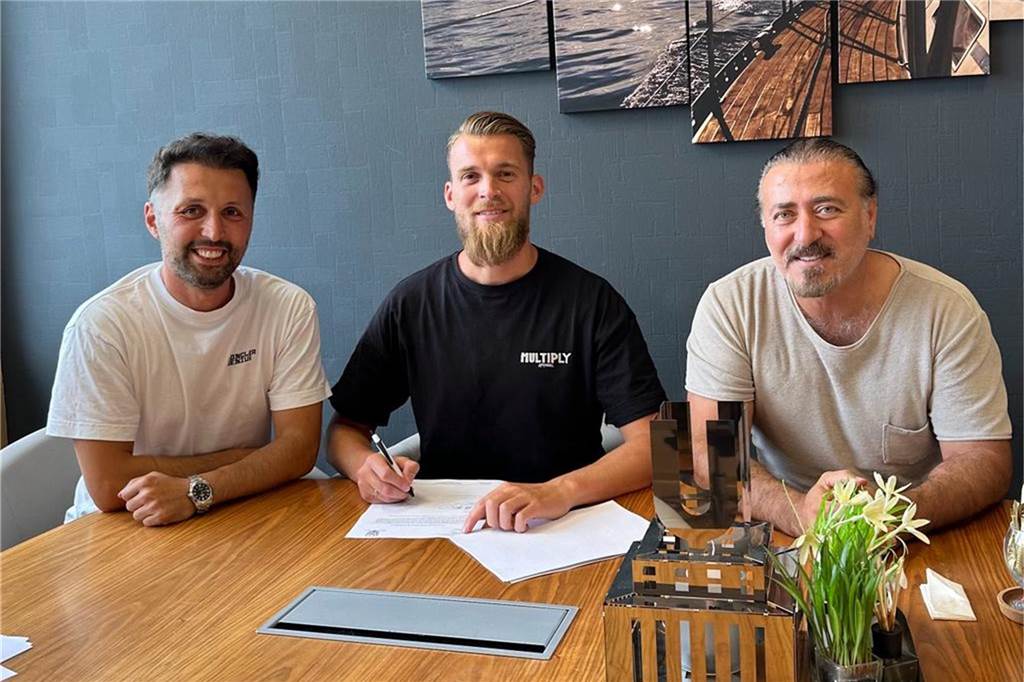 Simon Schubert (M.) mit Türkspors Sportlichem Leiter Emre Konya (l.) und Präsident Dr. Akin Kara (r.) bei der Vertragsunterschrift.