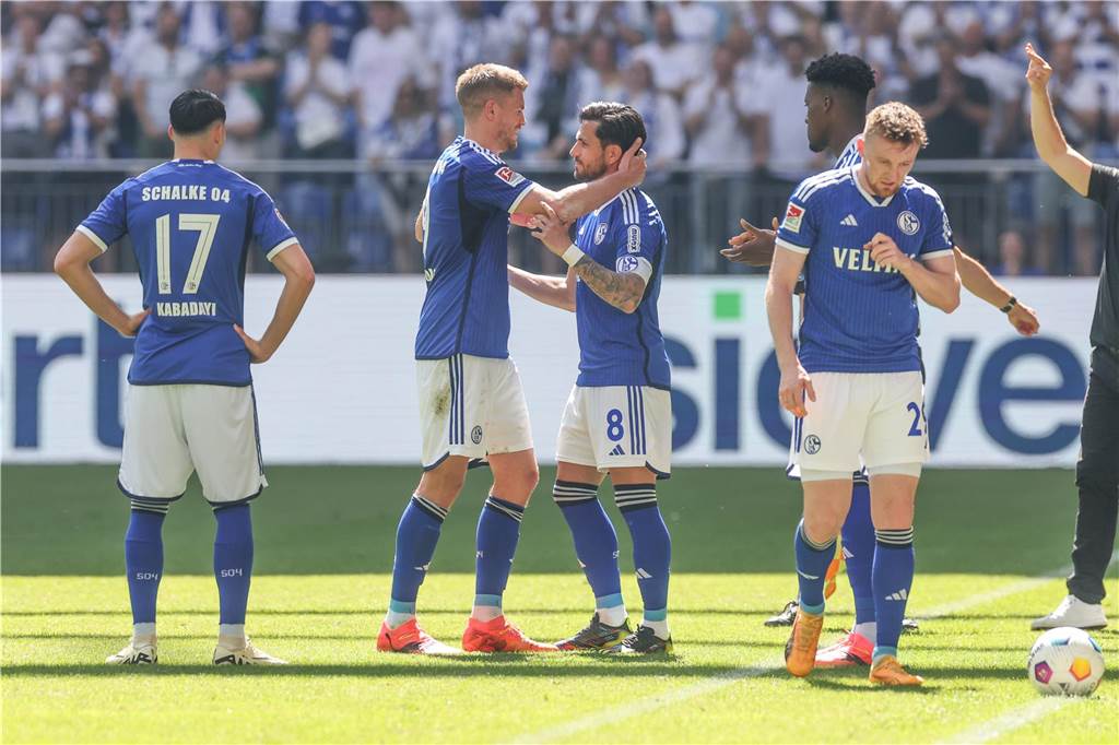 So erlebte Danny Latza seinen Schalke-Abschied: Simon Terodde (l.) umarmt Danny Latza.