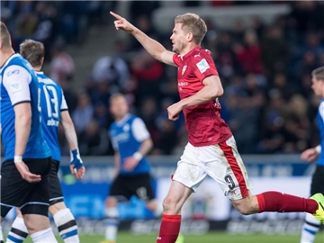 Simon Terodde schoss den VfB Stuttgart mit zwei Toren zum Sieg. Foto: Guido Kirchner