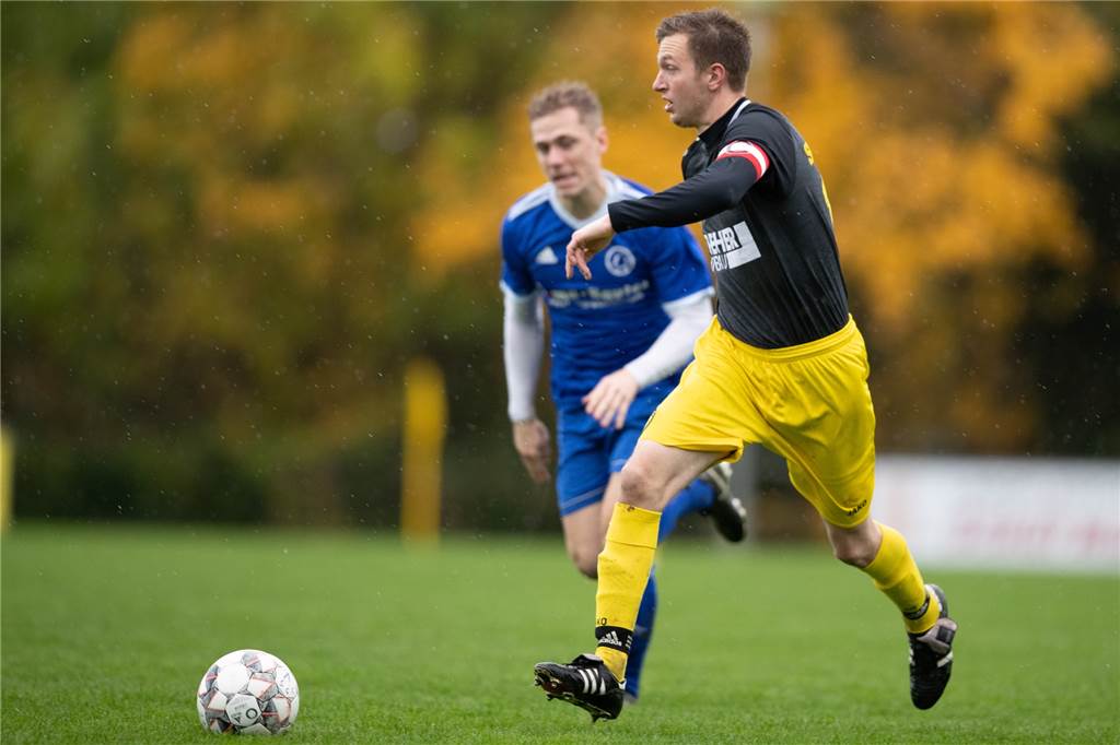 Kapitäne im Gemeindederby-Schlagabtausch: „Würde mir keinen Spieler von denen wünschen“ Simon Walter führt den SC Capelle aufs Feld.