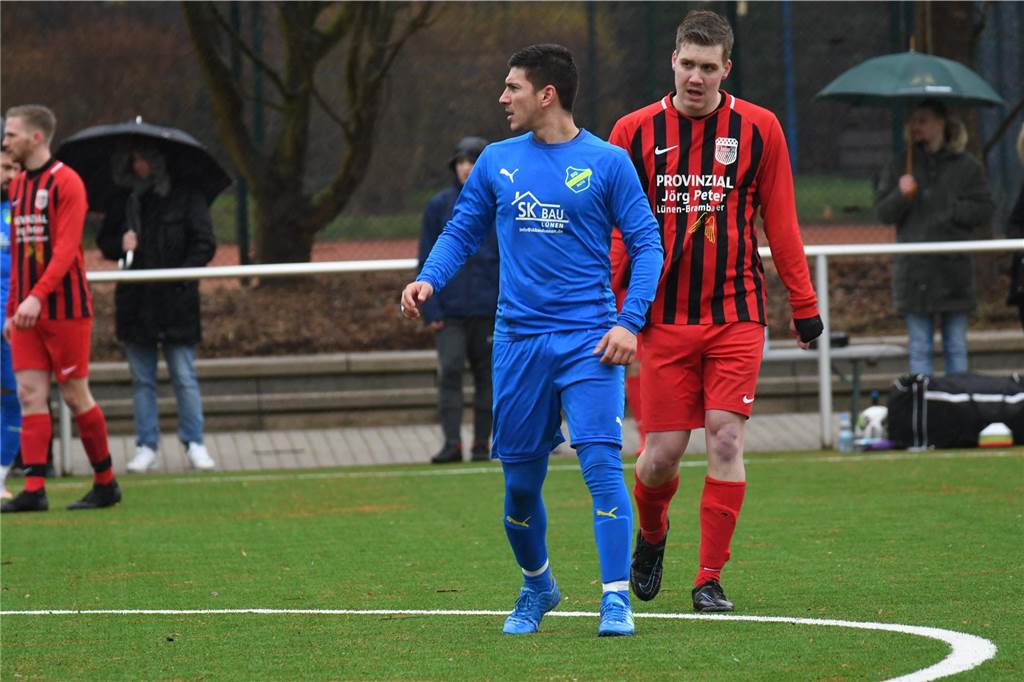 Maik Küchler nennt Lünens unangenehmste Gegenspieler Simon Weis (r.) vom BV Brambauer II steht neben Valdet Osmani von der SG Gahmen auf dem Platz.