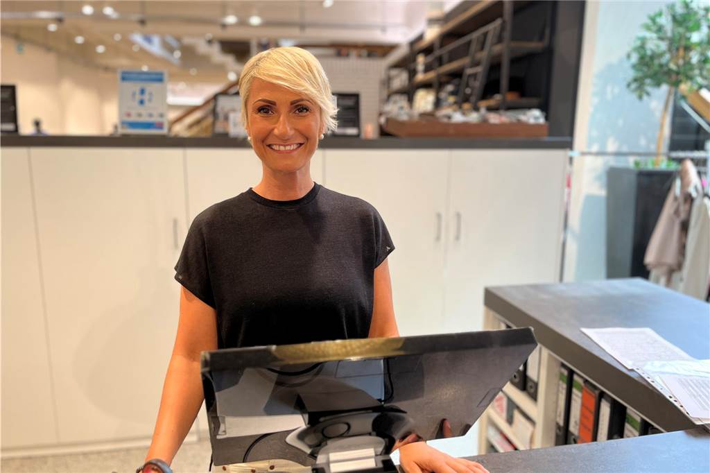 Ladendiebstahl in Haltern: „Es hat sich extrem erhöht“ Simone Butzer steht hinter der Kasse.