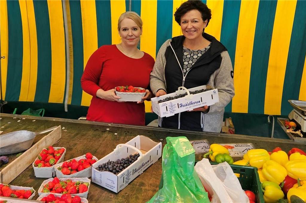Zukunft des Wochenmarkts am Dienstag ist fraglich: Nur zwei Stände bleiben Simone Drewes-Golz (links) und Jutta Drewes sind mit ihrem Obst- und Gemüsestand wegen veränderter Strukturen auf dem Dortmunder Großmarkt nur noch freitags auf dem Selmer Markt vertreten.