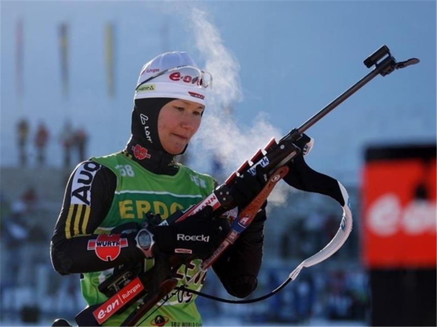 Biathleten mit hohen Zielen in Oberhof Simone Hauswald macht sich beim Training zum Schießen bereit.