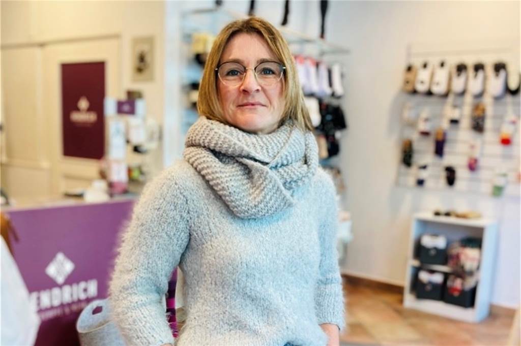 Der stationäre Handel in Castrop-Rauxel muss digitaler werden Simone Hendrich betreibt am Biesenkamp den Laden "Hendrich Strümpfe und mehr". Sie ist online präsent.