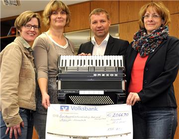 Simone Hülsmann (l.), Helga Funke-Upgang (2.v.l.) und Karin Frerick (r.) übergaben am Mittwoch 2066 Euro, das Vermögen des aufgelösten Akkordeonclubs "Flott voran" an Bürgermeister Mike Rexforth.