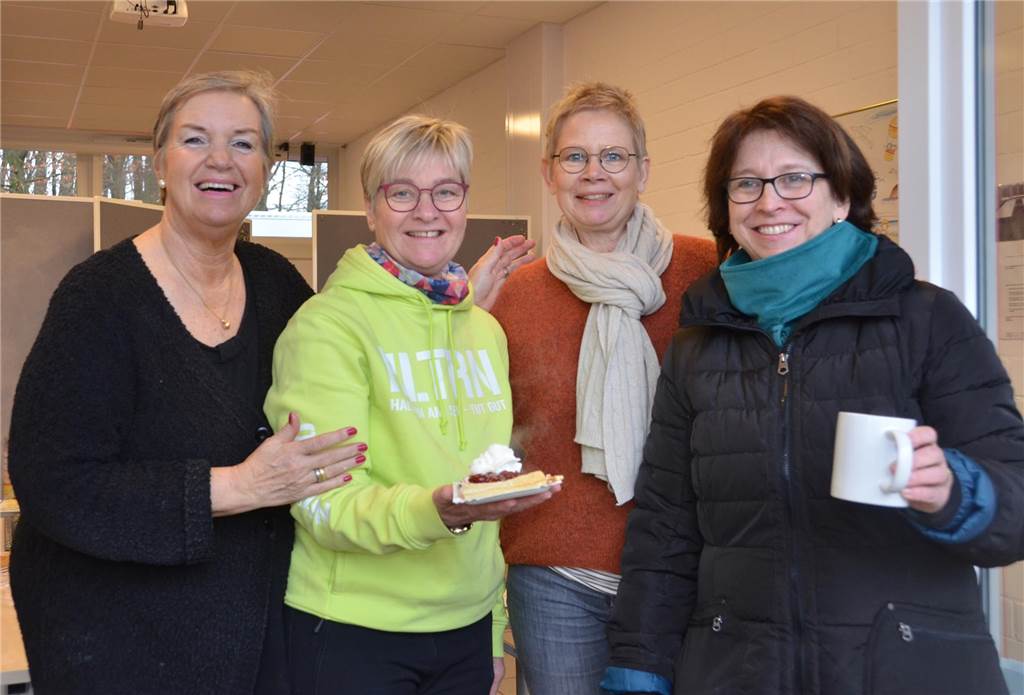 Fünftes Neujahrsschwimmen total verrückt: 590 Gäste nahmen Bad im Stausee Simone Klocke, Marlies Büchter, Barbara Sebbel und Marianne Teltrop verkauften leckere Waffeln an die Gäste.
