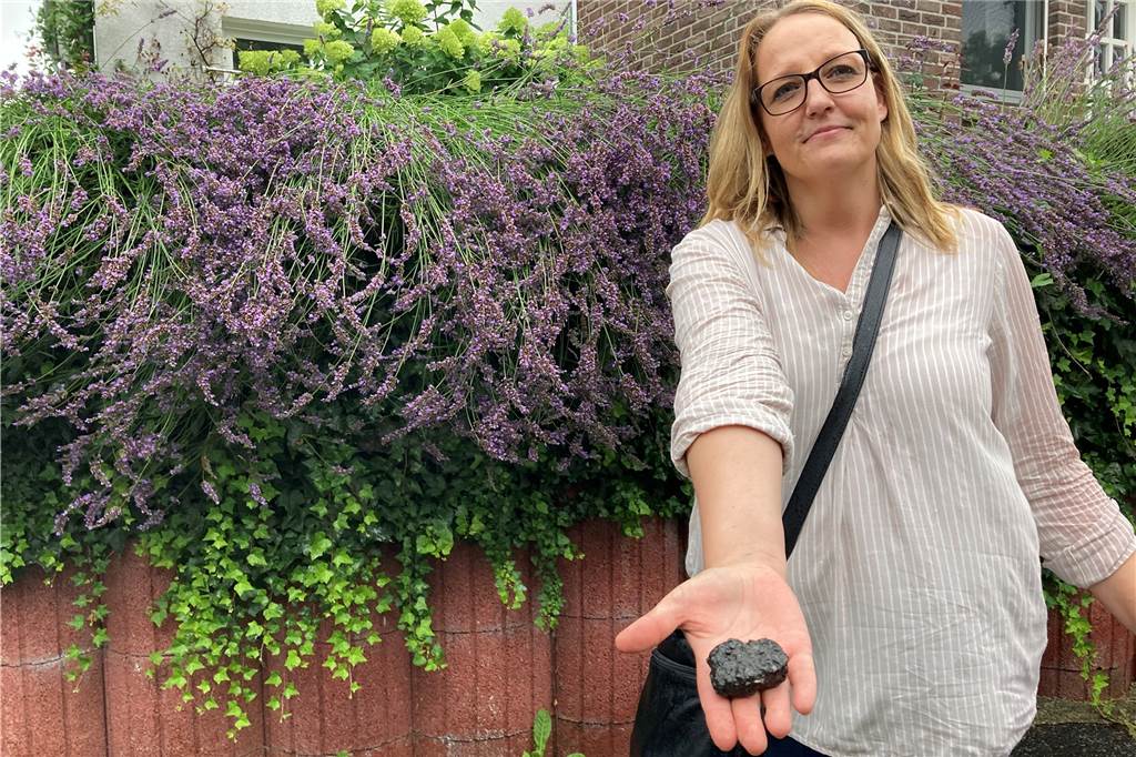 Starkregen führt am Stortsweg regelmäßig zu Stress – Anwohner sind genervt Simone Krukowka zeigt einen Schotterstein, der nach einem Starkregen von der Baustelle am Stortsweg bis in die Bönschstraße geschwemmt wurden.