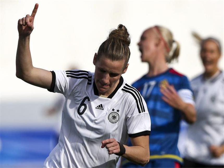 Algarve-Cup: DFB-Frauen starten mit 2:4 gegen Schweden Simone Laudehr feiert ihren Treffer zum 2:0 gegen Schweden. Foto: Jose Sena Goulao