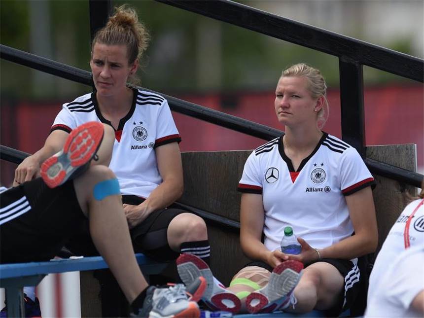 DFB-Elf startet mit frischen Spielerinnen gegen Thailand Simone Laudehr (l) und Alexandra Popp werden gegen Thailand nicht spielen. Foto: Carmen Jaspersen