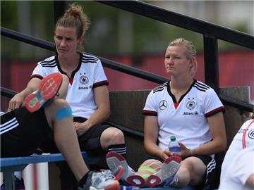 Simone Laudehr (l) und Alexandra Popp werden gegen Thailand nicht spielen. Foto: Carmen Jaspersen