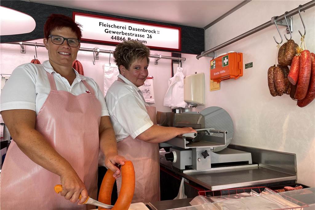 Martener Wochenmarkt begeistert Händler und Stammkunden gleichermaßen Simone Rattay (l.) und Jennifer Kaufmann von der Fleischerei Dasenbrock mögen den "Kuschelfaktor" auf dem Martener Wochenmarkt.