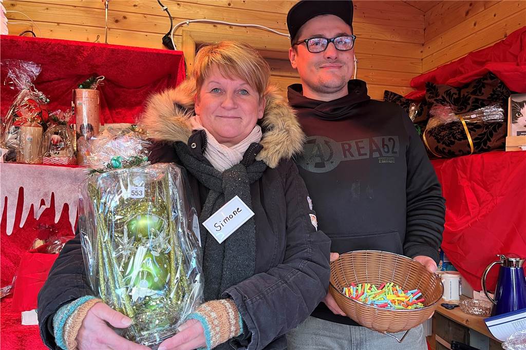 Nikolausmarkt: Es läuft gut, aber ein bisschen mehr wäre auch schön Simone van Meerbeck und Vjaceslav Pankov sammeln Spenden für den Katzengnadenhof.