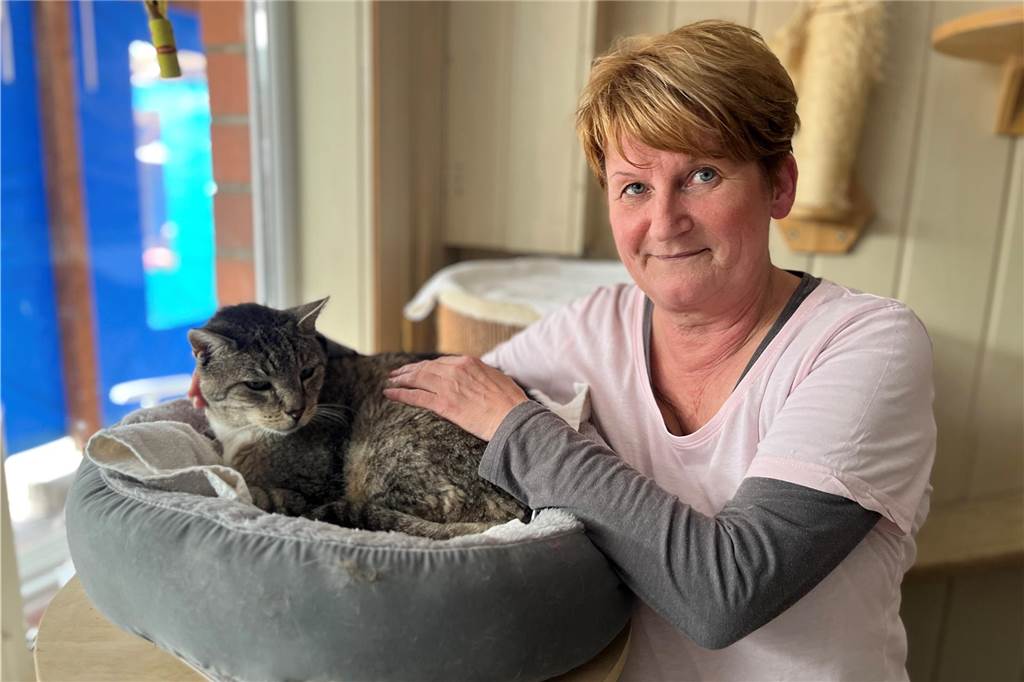 Kastrationspflicht für frei laufende Katzen: Ruf nach Aktionsplan Simone van Meerbeck vom Katzengnadenhof und Katze Sternchen