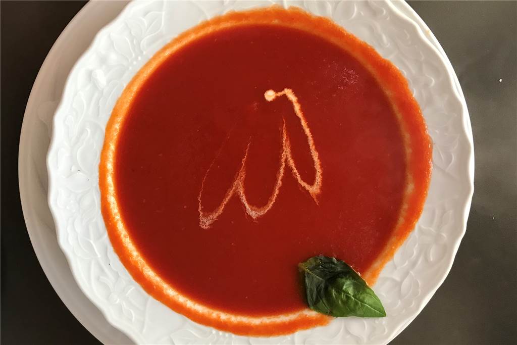 Pizzeria La Piccola: Es kommt nicht immer auf die Größe an Simpel und lecker: Die Tomatensuppe.