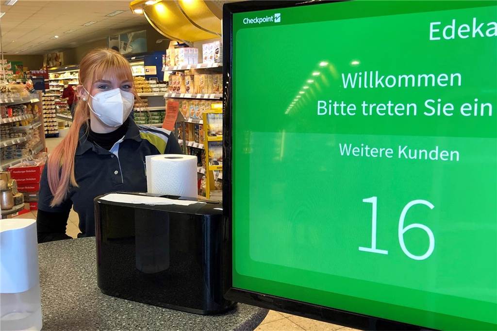 Corona-Liveblog: 20 Coronapatienten liegen auf den Intensivstationen Sina Bukelo vom Edeka-Beyer-Team in Südlohn am Eingang: Die Ampel ist gerade grün an diesem Montagnachmittag.