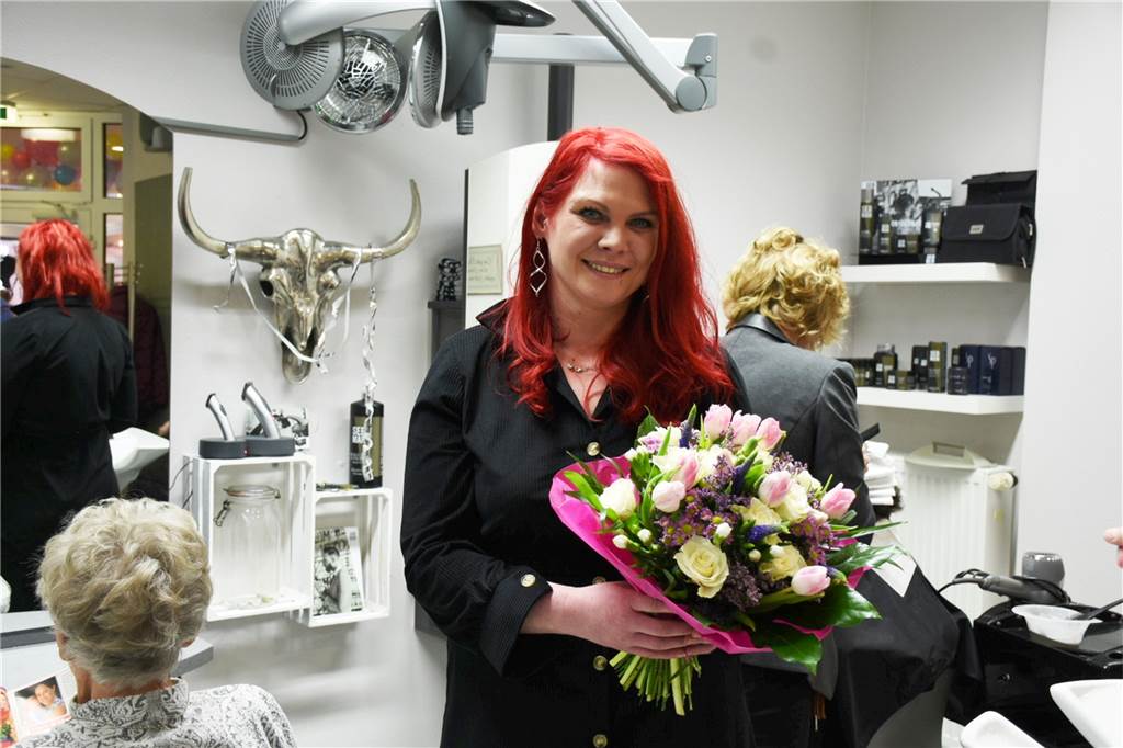 Preiserhöhung bei Friseuren in Werne? „Viele Betriebe kämpfen um ihre Existenz“ Sina Junga hält einen Blumenstrauß in der Hand