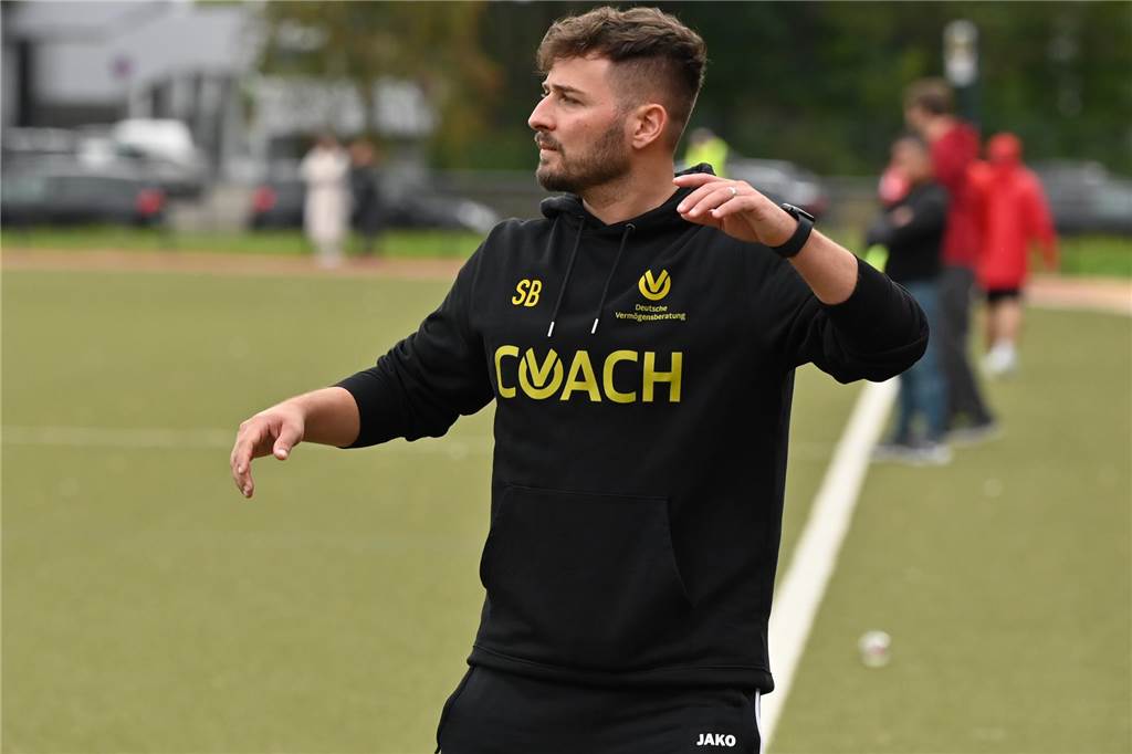 Gurbet-Coach Sinan Bayram wird zum Matchwinner Sinan Bayram steht an der Seitenlinie.