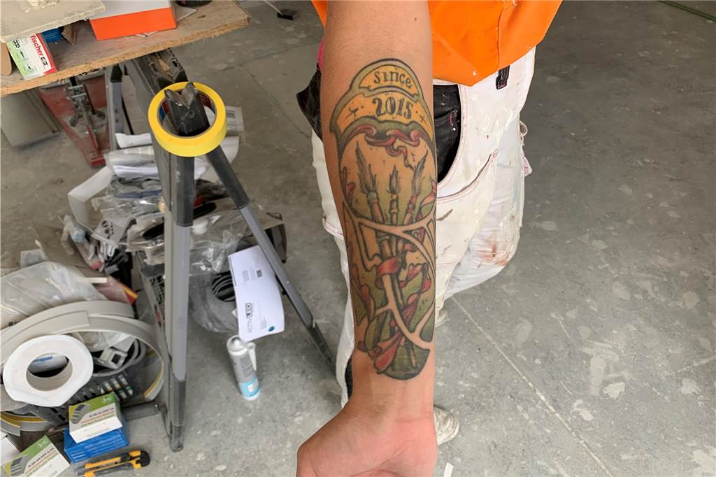 Dortmunder Malermeisterin Vivien Kleinau will es „der Männerwelt zeigen“ "Since 2015". Seitdem Vivien Kleinau ihren Meister in der Tasche hat, ziert dieses Tattoo mit drei Pinseln ihren Unterarm.