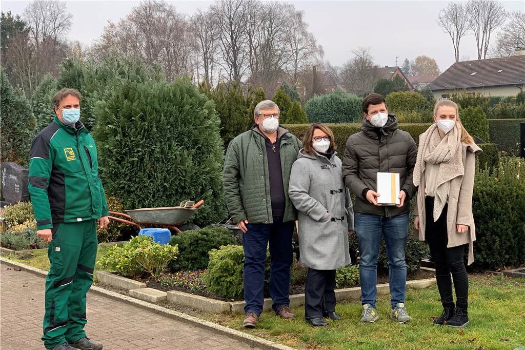 Katholischer Friedhof St. Marien in Lünen: Das sind die Veränderungen Sind ab Januar für den Friedhof St. Marien zuständig: Norbert und Andrea Baasner (2.u.3.v.l.) mit Fabian Baasner und Charlotte Waskönig. Dieter Flehr (l.) wird als Friedhofsgärtner tätig sein.