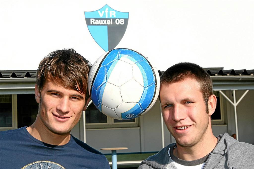 Historischer Tag für Castrop-Rauxel: Zwei Fußballer stehen in Bundesliga-Start-Elf Sind befreundet und trafen sich 2009 im Waldstadion des VfR Rauxel, bei dem sie Fußball spielen lernten: Christopher Nöthe (l) und Marc Kruska.