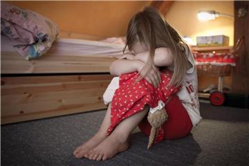 Sind beim Kind Schlafstörungen, aggressives Verhalten oder Rückzug zu beobachten, sollten Eltern Missbrauchserfahrungen als Ursache nicht ausschließen. Foto: Patrick Pleul