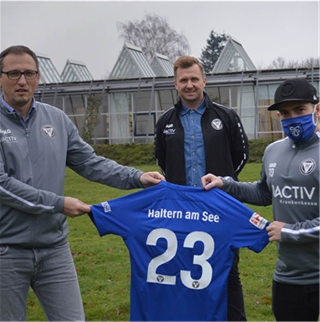 Die Zukunft von Trainer Timo Ostdorf beim TuS Haltern ist geklärt Sind glücklich, dass sie auch in Zukunft beim TuS Haltern am See weiter zusammenarbeiten (v.l.): Sportvorstand Daniel Haxter, der Sportliche Leiter Tim Eibold und Trainer Timo Ostdorf.