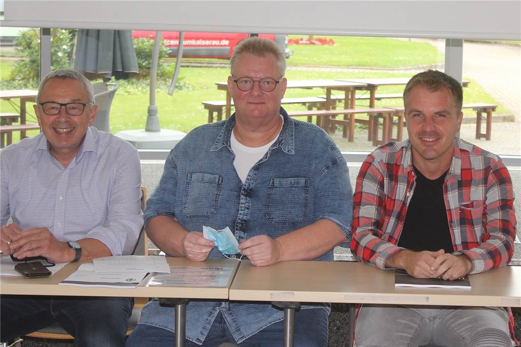 Nur 30 Vereine beim Staffeltag - Kreis Unna/Hamm verzichtet auf Ordnungsgelder Sind im Vorstand des Fußballkreises aktiv: (v.l.) Friedhelm Wittwer (stv. Vorsitzender), Kreisvorsitzender Michael Allery und Fußball-Chef Christian Ritter.