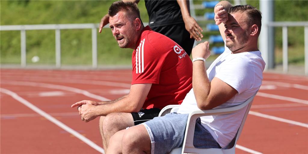 Video: Trainer der SG Castrop werden von Pyrotechnik überrascht Sind in der Bezirksliga-Saison 2022/23 die Trainer der SG Castrop: Tino Westphal (l) und Damien Liedtke.