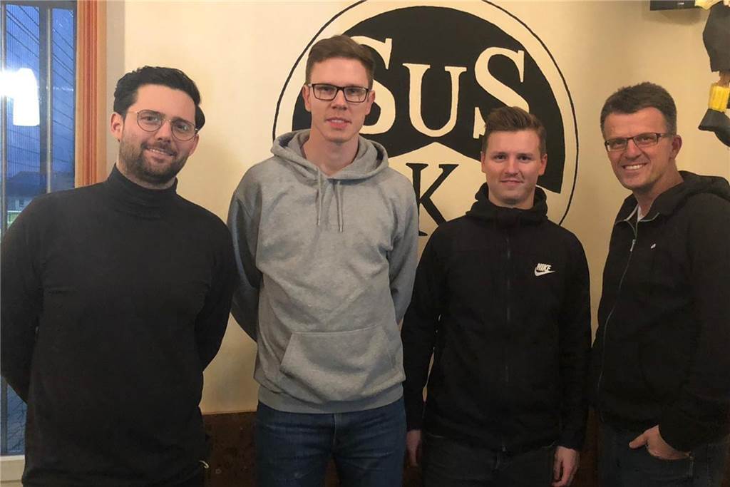 Zwei Ur-Gesteine verlassen den BV Brambauer in Richtung Landesliga Sind in der kommenden Saison alle Kaiserauer: Der Sportliche Leiter Simon Erling, die beiden Neuzugänge Timo Kollakowski und Christoph Krziwanek sowie der Vorsitzende Eckart Stender (v.l.). Der Wechsel ist bereits seit zwei Monaten fix, nun folgte die Verkündung.
