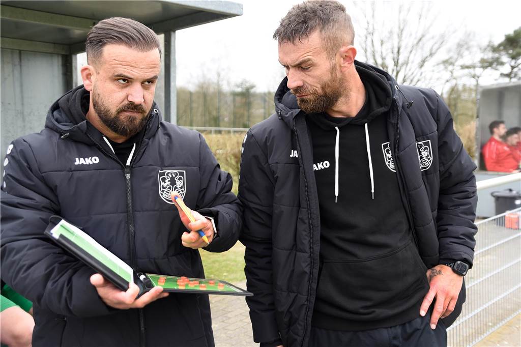 Rücktritt vom Rücktritt: Elshani kehrt zurück - und trifft dreifach Sind mit dem SV Bossendorf erfolgreich ins Jahr 2025 gestartet: Granit Gashi (l.) und Domenik Hülsbusch.