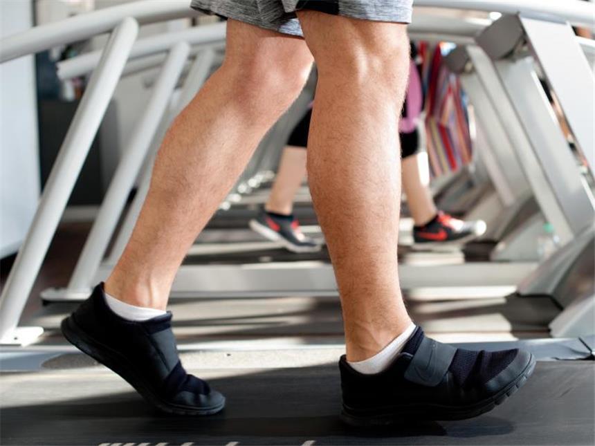 Mit Arzt-Attest Fitnessstudio kündigen Sind Mitglieder eines Fitnessstudios dauerhaft krank oder verletzt, können sie den Vertrag außerordentlich kündigen. Das geht jedoch nur mit einem Attest. Foto: Klaus-Dietmar Gabbert