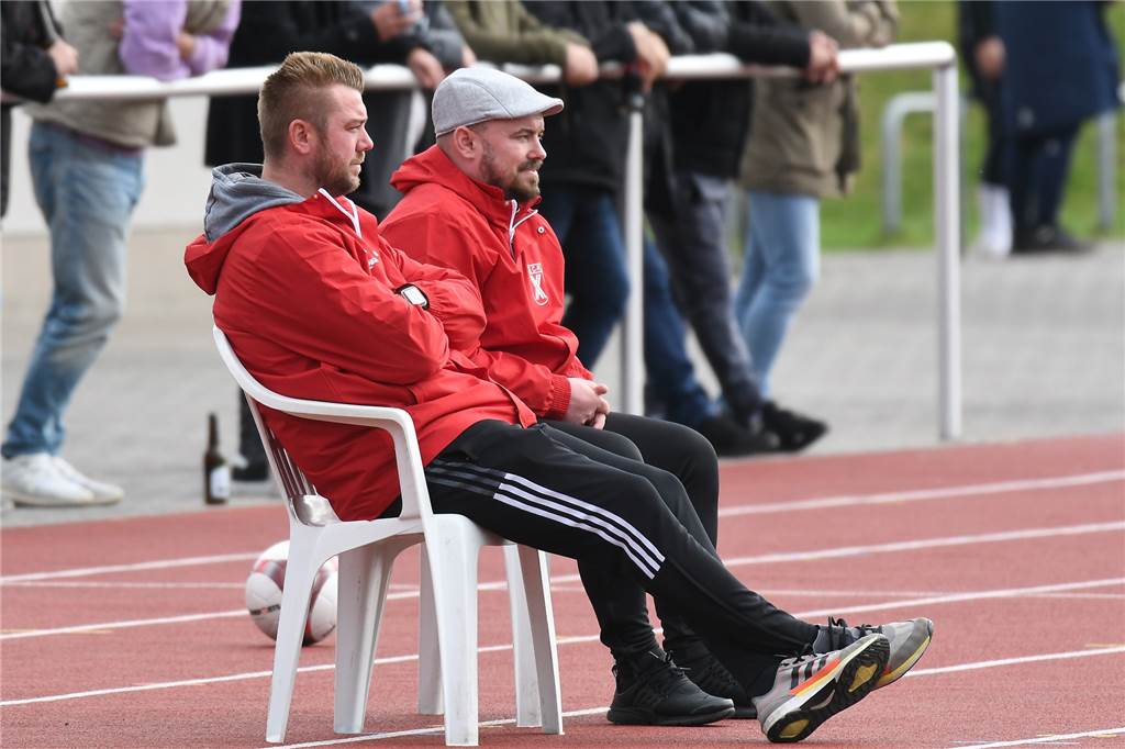 Mengedes Trainer Thomas Gerner weiß: Bei Duellen mit der SG Castrop wird es laut Sind nicht nur ruhig am Spielfeldrand: die SG-Trainer Tino Westphal (l) und Damian Liedtke.