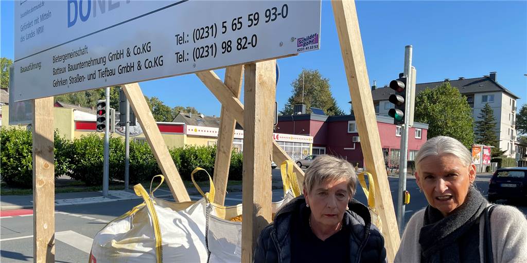 A40-Horrorausfahrt: Anwohner fühlen sich von neuem Schild „schikaniert“ Elke Wender-Grebe (l.) und ihre Nachbarin Gabriele Glembotzky vor dem neuen Baustellenschild am Lütgendortmunder Hellweg