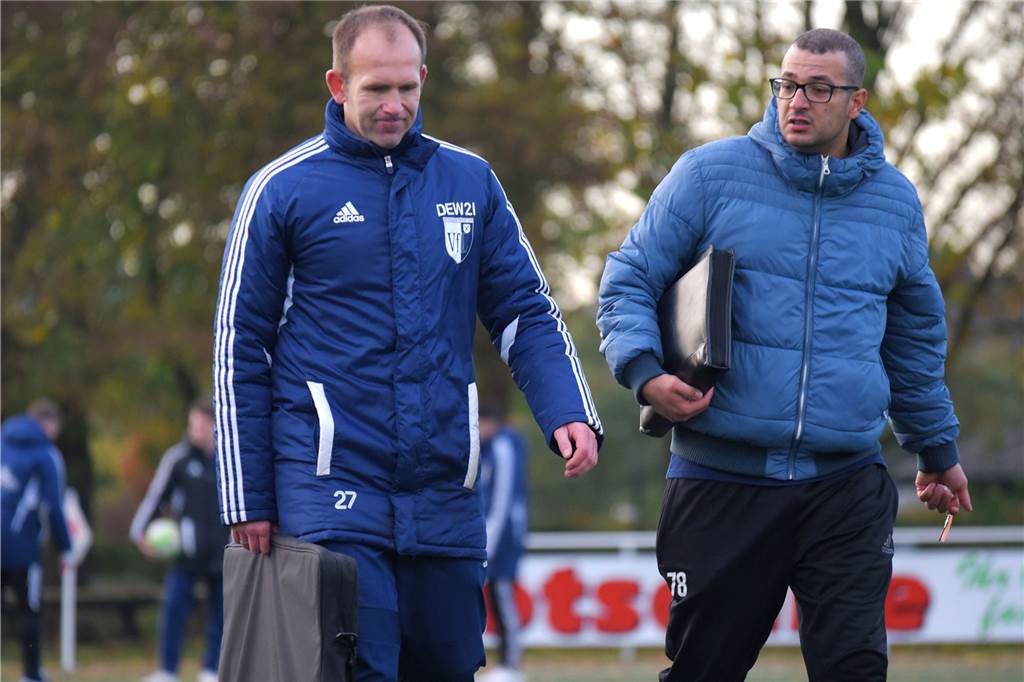 „Projekt geht weiter“ – Führungsduo eines Bezirksligisten verlängert seinen Vertrag Sind seit Sommer 2019 beim VfL: Trainer Dominik Buchwald (li.) und der Sportliche Leiter Kamal Hafhaf.