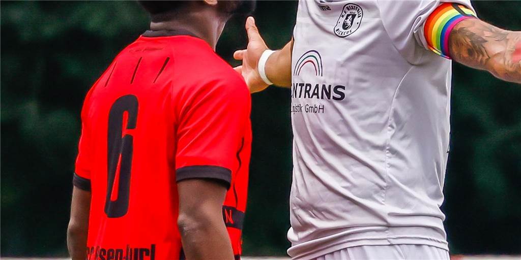 Wickede-Legende wechselt zum SC Husen-Kurl: „Die haben gerade andere Probleme“ Spieler von Westfalia Wickede und dem SC Husen-Kurl disktutieren.