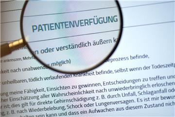 Sind Wiederbelebungsmaßnahmen oder künstliche Ernährung gewünscht? Bei einer Patientenverfügung sollten die Angaben sehr konkret sein. Foto: Arno Burgi