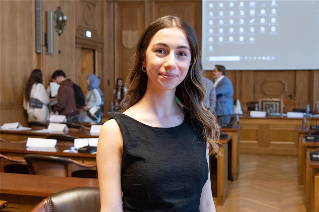 Das neue Jugendparlament: Früh Verantwortung übernehmen für die Zukunft Sinem Alpugan interessiert sich für ein Medizinstudium. Sie möchte sich ehrenamtlich in der Politik engagieren.