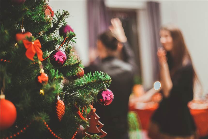 Singles haben es unterm Weihnachtsbaum nicht immer leicht. Schlagfertige Antworten können helfen bei nervigen Fragen und Kommentaren.