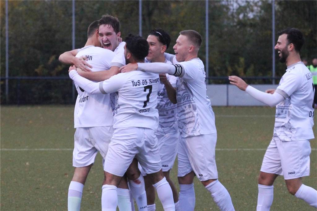 TuS 05 Sinsen stoppt den SV Dorsten-Hardt Sinsener Jubel um Alexander Zuk: Der Mittelfeldspieler (2. von links) hat gerade zum 3:0 getroffen.