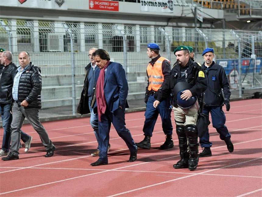 Fußballfunktionär ohrfeigt Ex-Bundesliga-Trainer Sion-Präsident Christian Constantin (M) wird in Lugano aus dem Stadion eskortiert. Foto: Samuel Golay