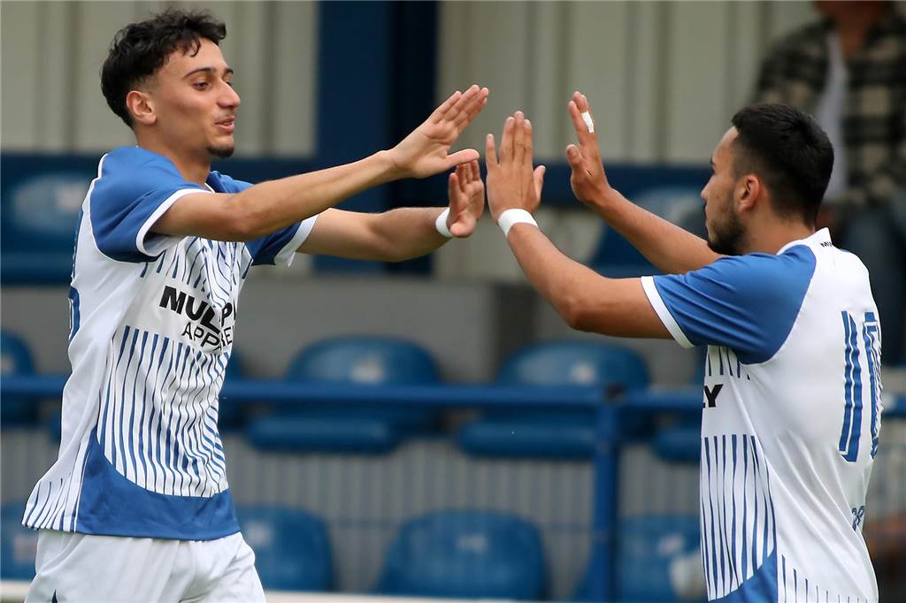 Tor aus dem Nichts entscheidet Landesliga-Duell beim Hecker-Cup: Sturm-Talent trifft für FCB Sipan Uzun (l.) und Kerim Karyagdi jubeln über den einzigen Treffer des FC Brünninghausen.